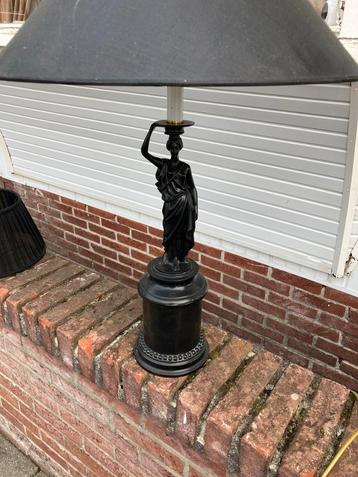 Antieke Art Deco Lamp met Vrouwenfiguur beschikbaar voor biedingen