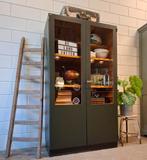 Vintage/Industriële diep groene schoolkast,Buffetkast, Gebruikt, 100 tot 150 cm, Ophalen of Verzenden, Glas