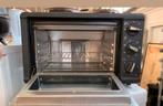 Over SilverCrest multifunctionele oven met twee kookplaten.
