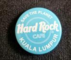 kleine licht blauwe Hard rock cafe button Kuala Lumpur!, Overige typen, Ophalen of Verzenden, Zo goed als nieuw