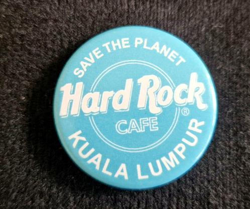kleine licht blauwe Hard rock cafe button Kuala Lumpur!, Verzamelen, Muziek, Artiesten en Beroemdheden, Zo goed als nieuw, Overige typen