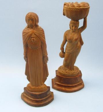 Twee houten beeldjes vrouw uit Indonesië & Heilig Hart beschikbaar voor biedingen