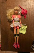 Barbie pop met skeelers en accessoires., Kinderen en Baby's, Speelgoed | Poppen, Ophalen of Verzenden, Zo goed als nieuw, Barbie