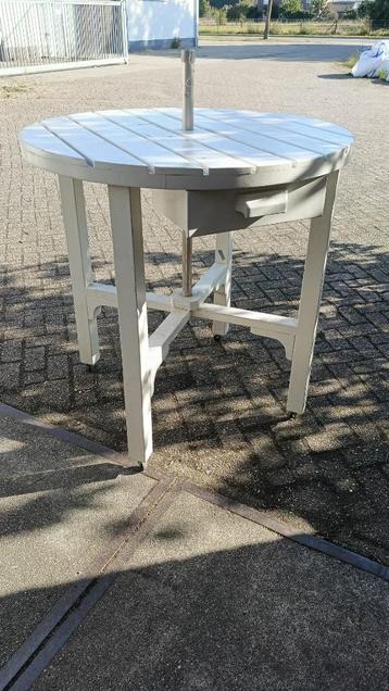 Tuintafel met wieltjes, lade & parasolgat – partyproof beschikbaar voor biedingen