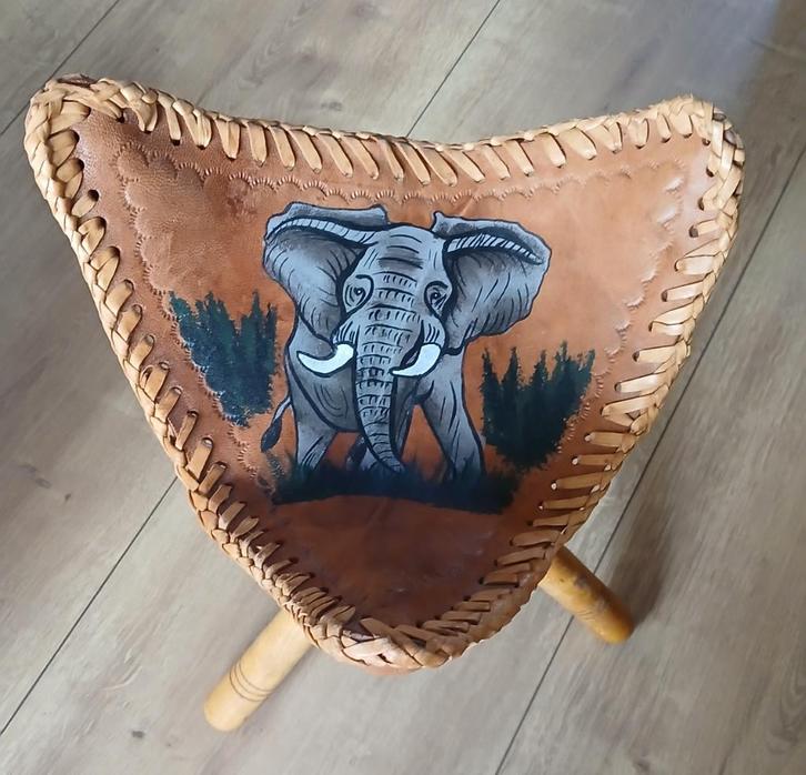 Afrikaanse Leren opvouwbare driepootkruk met leren bovenkant, Antiek en Kunst, Antiek | Meubels | Stoelen en Banken, Ophalen of Verzenden