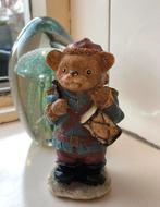 Beeldje Beer met trommeltje polystone lief schattig, Ophalen of Verzenden, Zo goed als nieuw, Dier