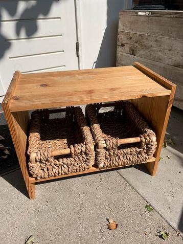 Houten kastje met twee mandjes 