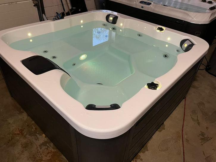 Beursmodel 5 pers. Spa Flame incl. Garantie & Plaatsing, Tuin en Terras, Bubbelbaden en Hottubs, Zo goed als nieuw, Filter, Ophalen