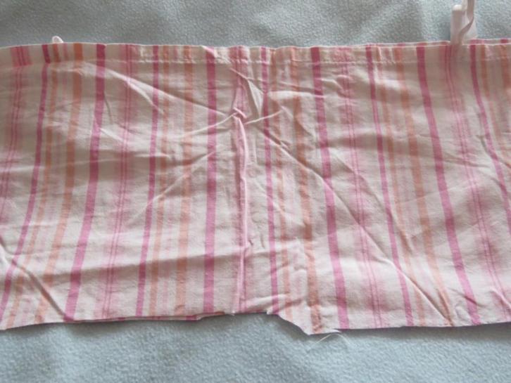 Vintage lapje stof wit met roze en zalmroze strepen, Hobby en Vrije tijd, Stoffen en Lappen, Zo goed als nieuw, Katoen, 30 tot 120 cm