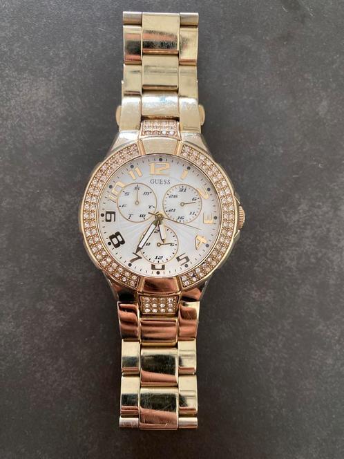 Guess dameshorloge – goudkleurig met steentjes, Sieraden, Tassen en Uiterlijk, Horloges | Dames, Zo goed als nieuw, Guess, Staal
