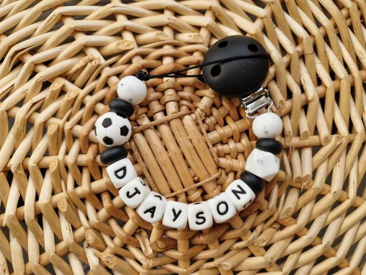 speenkoord voetbal met of zonder naam €10,95, Kinderen en Baby's, Kraamcadeaus en Geboorteborden, Nieuw, Kraamcadeau, Ophalen of Verzenden