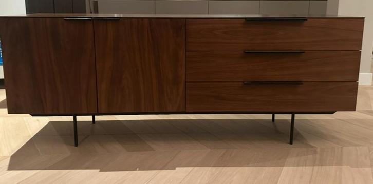 Zuiver Travis dressoir – Walnoot, Huis en Inrichting, Kasten | Dressoirs, Zo goed als nieuw, 150 tot 200 cm, 25 tot 50 cm, Met lade(s)