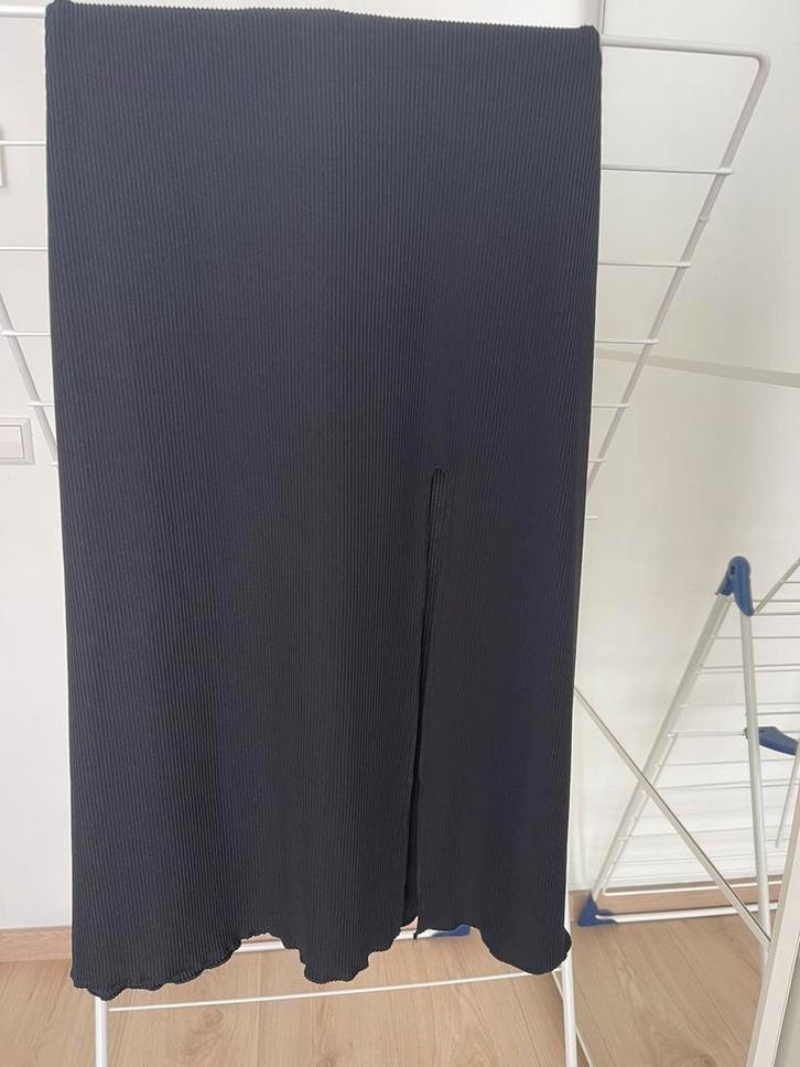 Bershka midi zwarte rok met split, Kleding | Dames, Rokken, Zo goed als nieuw, Zwart, Onder de knie, Ophalen of Verzenden