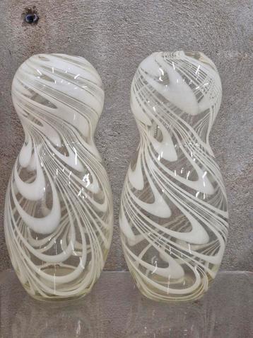 2 gelijkende niet dezelfde nailsea vazen wit 33 cm hoog beschikbaar voor biedingen