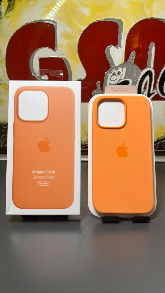 Apple iPhone 13 Pro Silicone case Marigold, Telecommunicatie, Mobiele telefoons | Hoesjes en Frontjes | Apple iPhone, Nieuw, Frontje of Cover