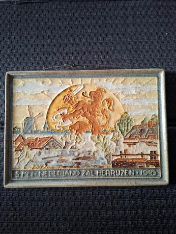 Royal Delft Herdenkingstegel 1945 beschikbaar voor biedingen
