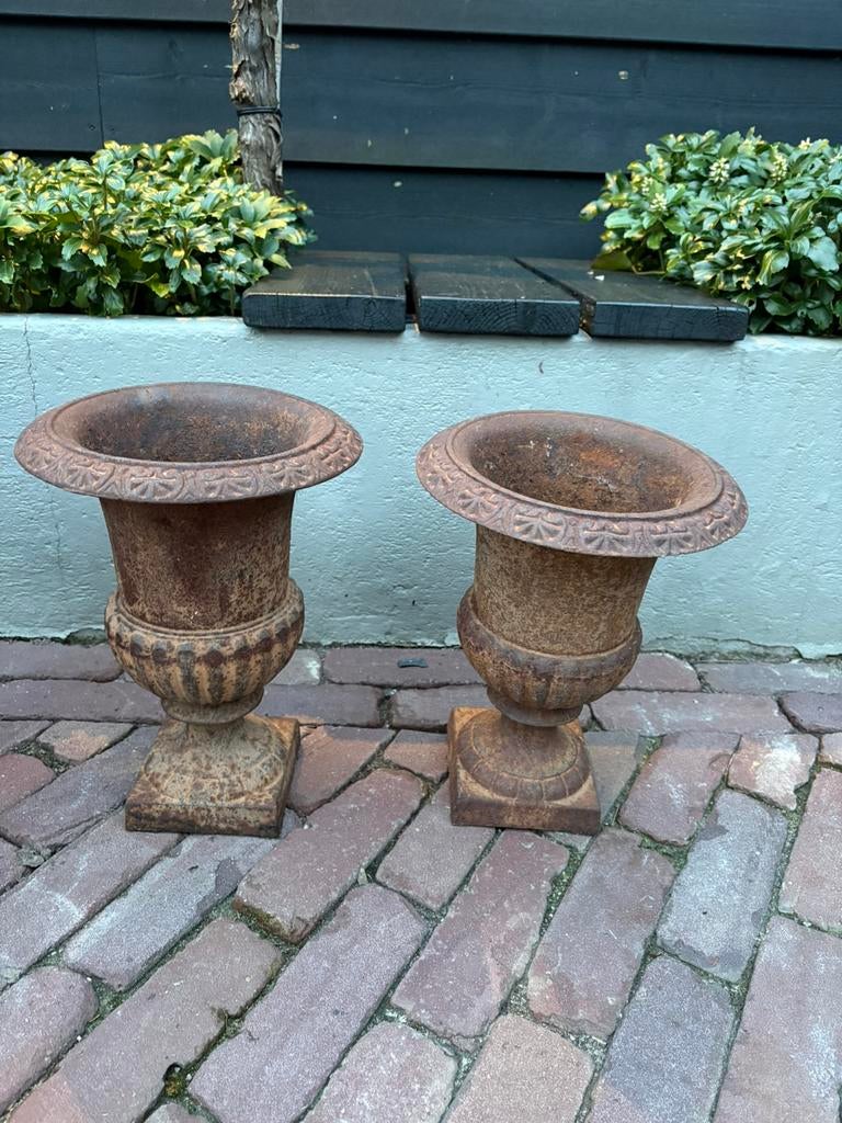 2 zware gietijzeren Franse vazen, Tuin en Terras, Tuinvazen, Ophalen, Gebruikt
