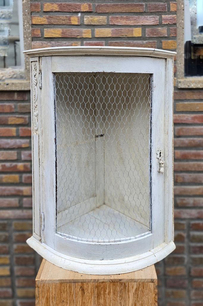 Antiek hoekkastje met kippengaas deur., Antiek en Kunst, Antiek | Meubels | Kasten, Ophalen