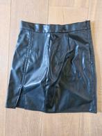 Zwarte nep leren rok met split, Kleding | Dames, Rokken, Zwart, Ophalen of Verzenden, Zo goed als nieuw, Maat 36 (S)