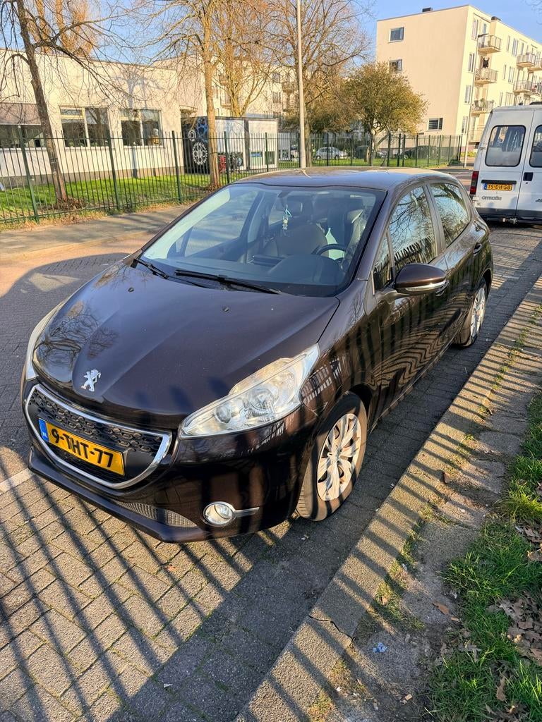 Peugeot 208 1.2 VTI 60KW/82PK 5-D 2013 Zwart, Auto's, Peugeot, Voorwielaandrijving, Euro 5, Stof, 31 €/maand