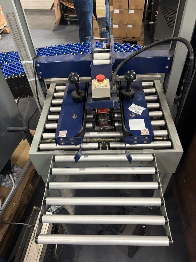 Dozensluiter / karton sealmachine met rollenbaan, Ophalen, Zo goed als nieuw