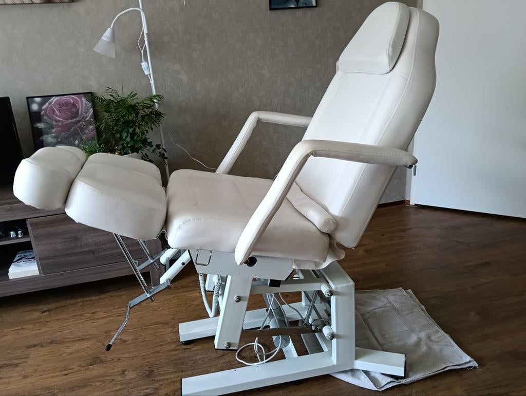 Witte pedicure stoel. Ook geschikt voor cliënten die iets vo