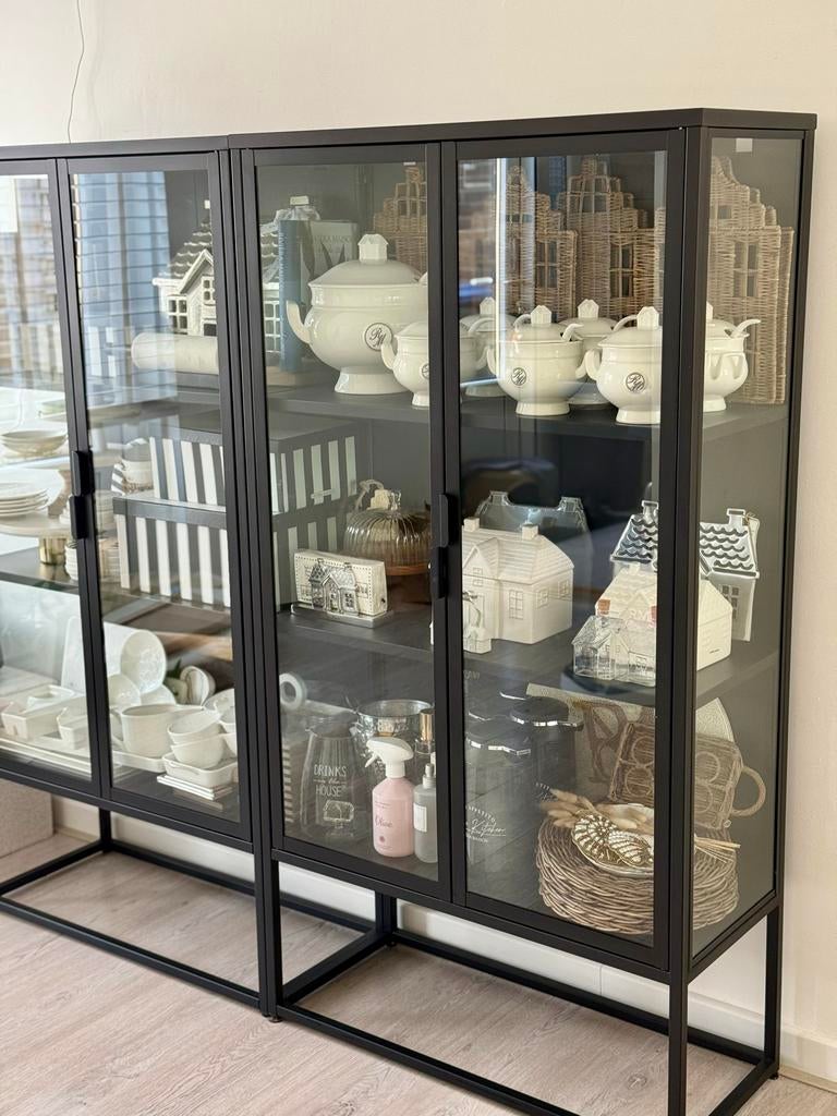 Jysk Vitrinekast VIRUM 2 deuren zwart, 2 stuks, Huis en Inrichting, Kasten | Vitrinekasten, Zo goed als nieuw, 150 tot 200 cm