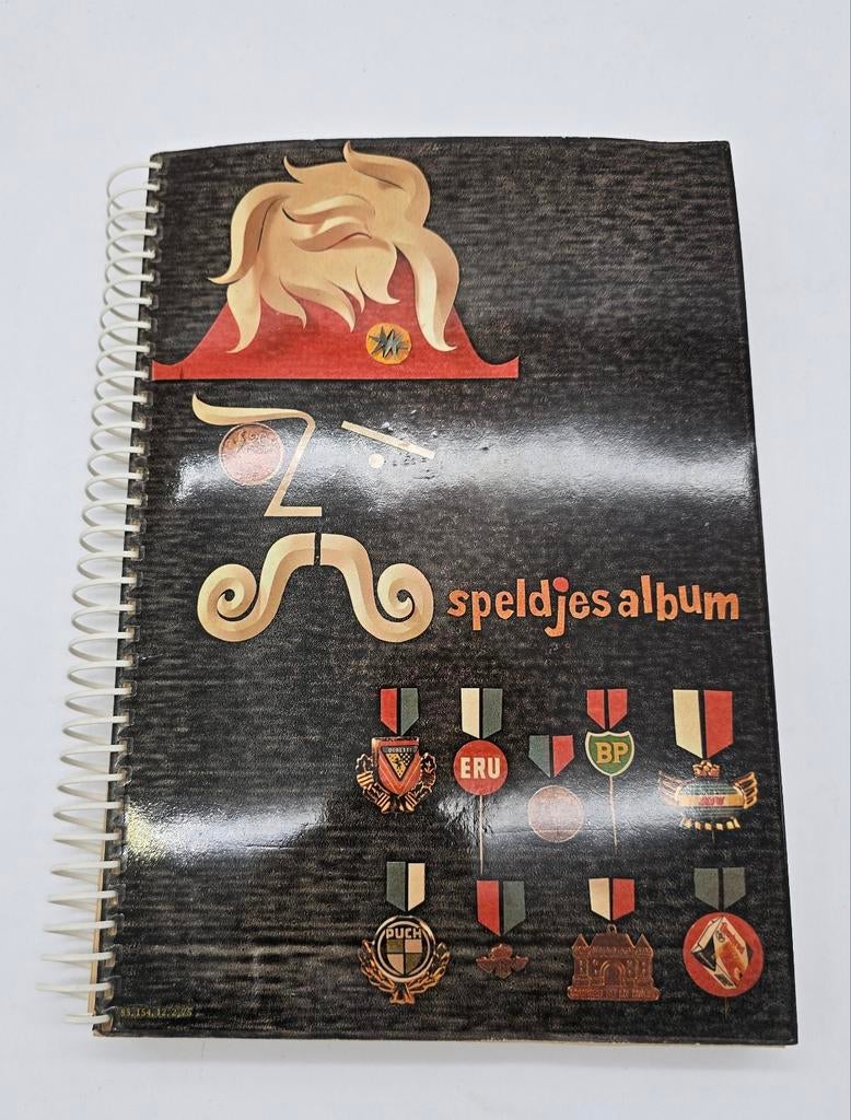 Vintage speldjesalbum met speldjes., Ophalen of Verzenden, Zo goed als nieuw, Staal