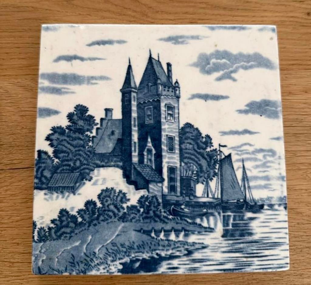 2 Antieke Delfts Blauwe Tegels met Kasteel en Zeilschepen, Antiek en Kunst, Ophalen of Verzenden