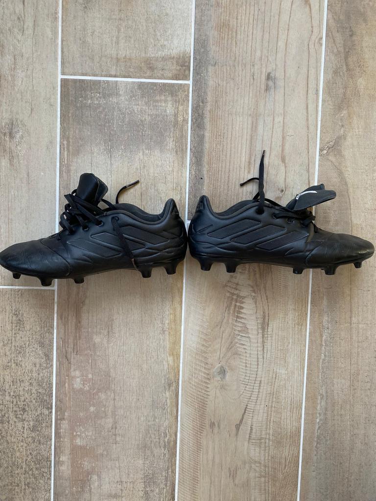 Adidas voetbalschoenen zwart imitatieleer mt 41 1/3, Ophalen of Verzenden, Zo goed als nieuw, Schoenen