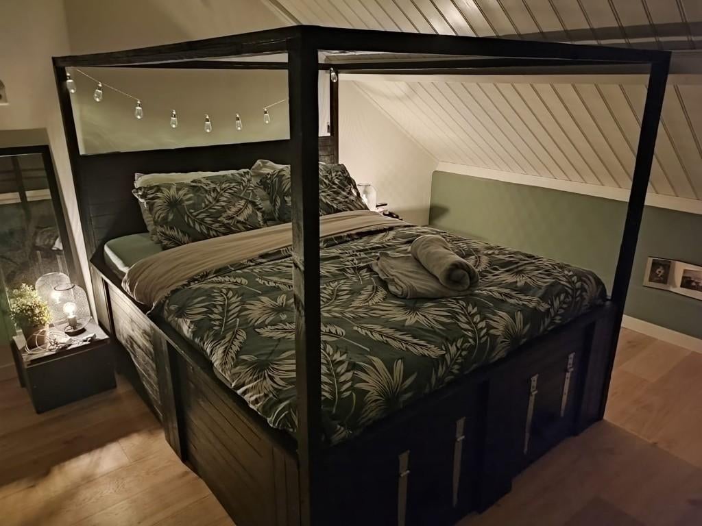 Uniek handgemaakt grenen hemelbed (160x200) – zwart gelakt, Ophalen, Modern, industrieel, Zwart, 200 cm