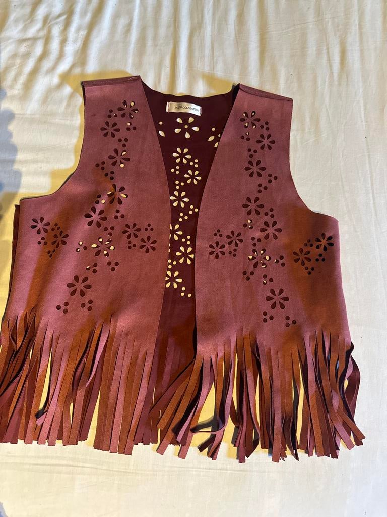 Bordeauxrode suède look gilet met franjes en bloemen, Ophalen of Verzenden, Zo goed als nieuw, Maat 38/40 (M), Rood