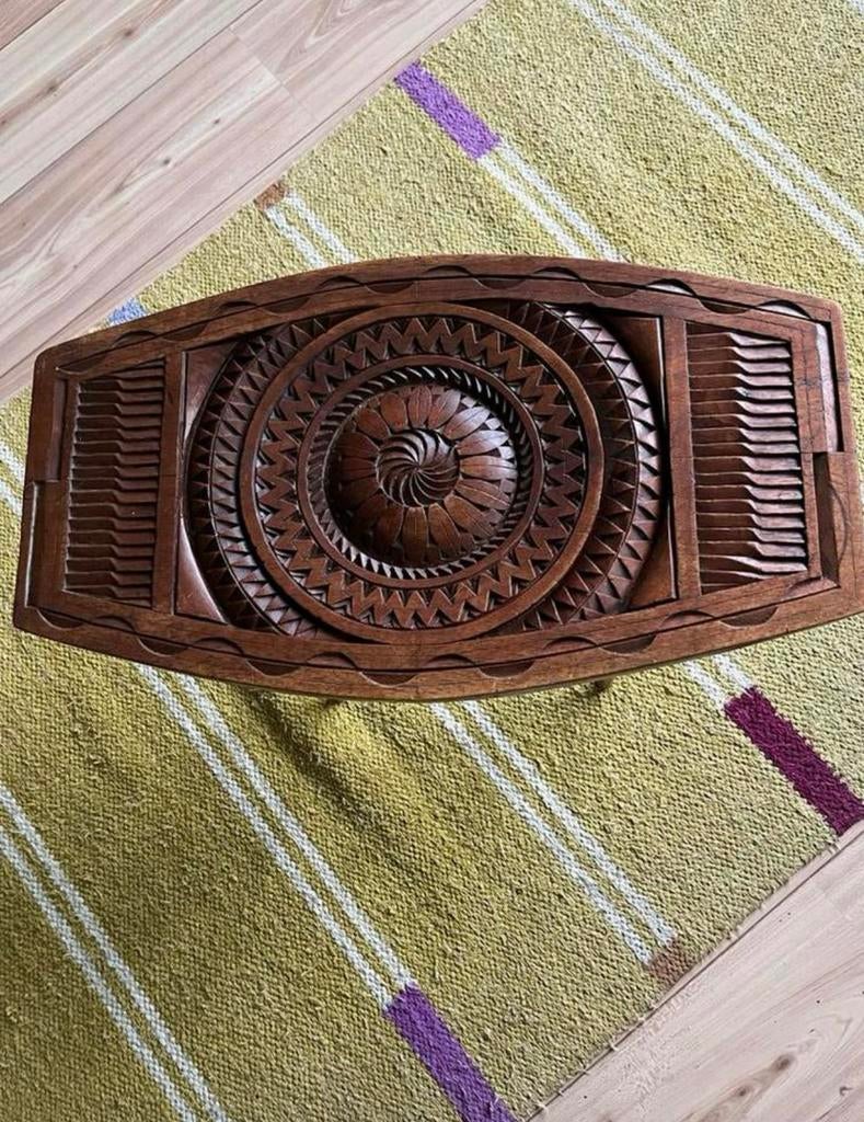Houtsnijwerk tafeltje, Ophalen of Verzenden, Gebruikt, Rechthoekig, Minder dan 55 cm