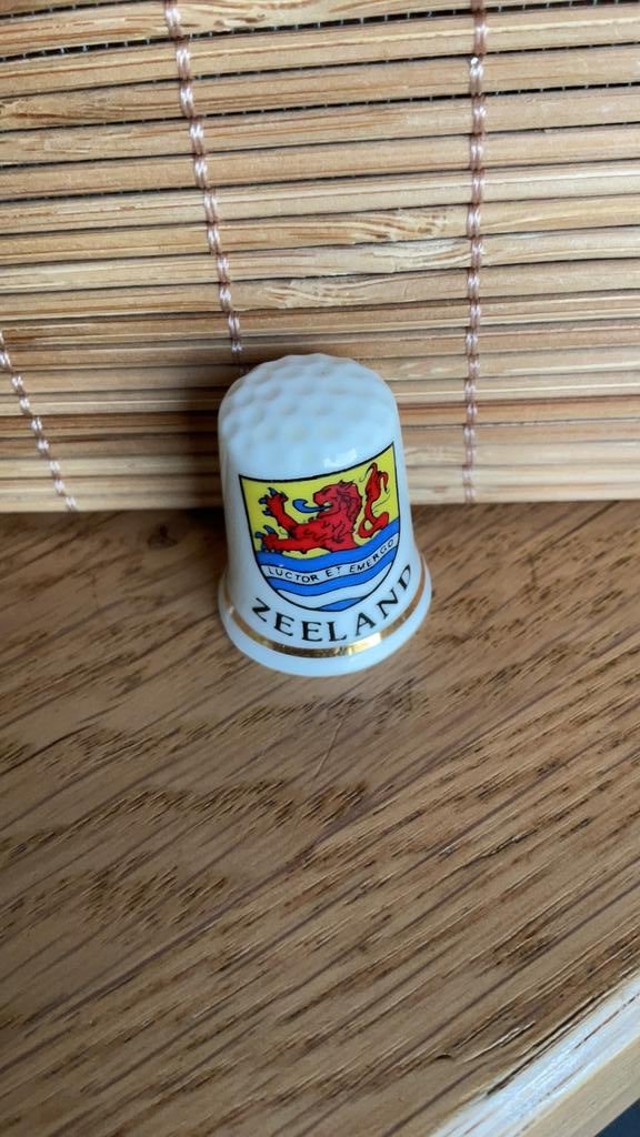 Zeeland vingerhoed vingerhoedje vingerhoedjes vingerhoeden, Verzamelen, Vingerhoedjes, Verzenden, Nieuw, Porselein, Nederland
