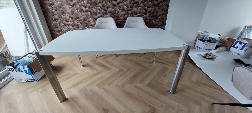 Kwalitatieve tafel met chromen poten en licht blad, Huis en Inrichting, Tafels | Eettafels, Ophalen, Gebruikt, Overige materialen