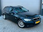 Zwarte Luxe BMW 3-Serie 320i E91 170PK/PanoramaDak/CarPlay!, 1995 cc, 4 cilinders, Zwart, Handgeschakeld