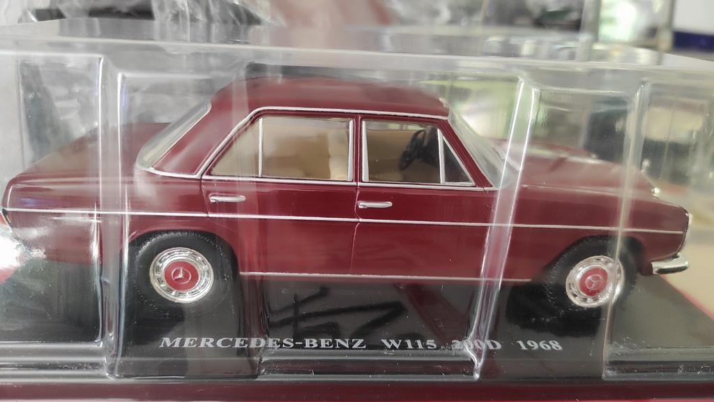 Mercedes-Benz W115 200D 1968 - 1:24 in ongeopende blister., Hobby en Vrije tijd, Modelauto's | 1:24, Nieuw, Overige merken, Ophalen of Verzenden