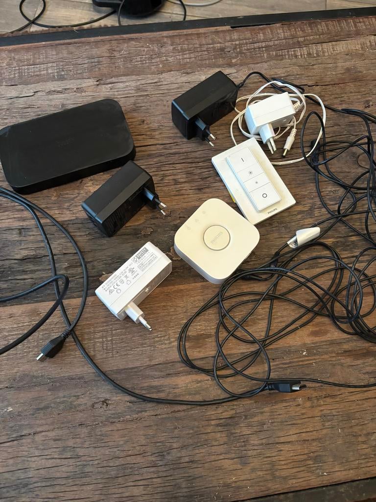 Philips Hue Play HDMI Sync Box met 4 Play Bars, Ophalen of Verzenden, Zo goed als nieuw, Minder dan 2 meter, Optische kabel