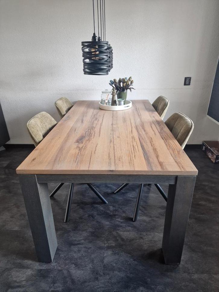 Mooie stevige eettafel zoekt nieuw thuis! ️, Huis en Inrichting, Tafels | Eettafels, Gebruikt, 50 tot 100 cm, 200 cm of meer, Vijf personen of meer