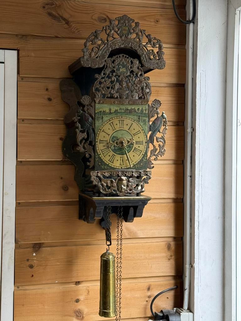 Heel oude friese stoelklok in de orginele kleuren ,, Antiek en Kunst, Ophalen of Verzenden