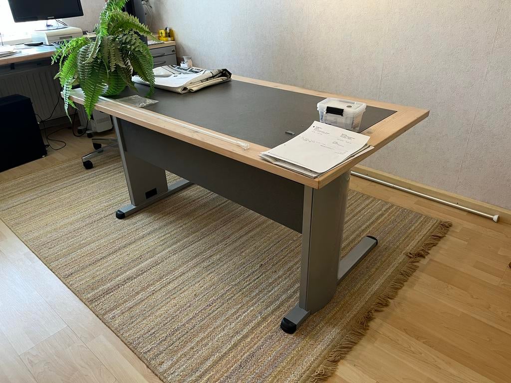 Robuust bureau met houten blad en metalen onderstel, Ophalen, Overige typen, Gebruikt, Hout