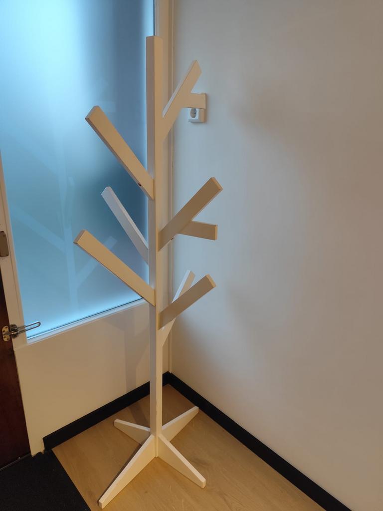 Witte staande kapstok in boomdesign, Huis en Inrichting, Woonaccessoires | Kapstokken, Zo goed als nieuw, Staande kapstok, 150 tot 200 cm