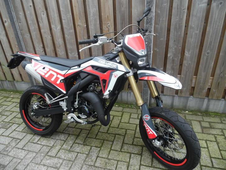 HM Vent Derapage  Zwart/rood/wit E5  7-2024  5.707km NIEUW, Fietsen en Brommers, Brommers | Derbi, Zo goed als nieuw, Maximaal 45 km/u