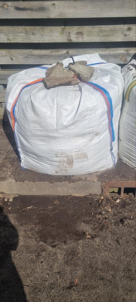 Gratis gereinigde zwarte grond in puinzakken (ca. 2  kuub), Ophalen, Gebruikt, Overige typen