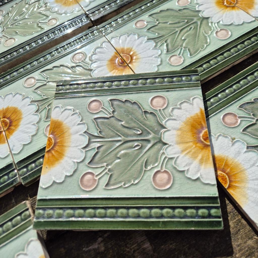 57 art nouveau randtegels grijsgroen tinten witte bloem