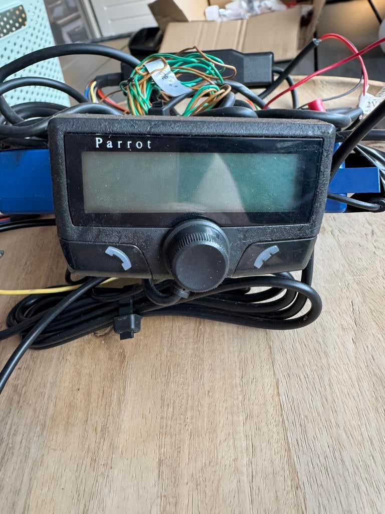 Parrot CK3100 LCD Bluetooth carkit, Auto diversen, Carkits, Gebruikt, Ophalen of Verzenden