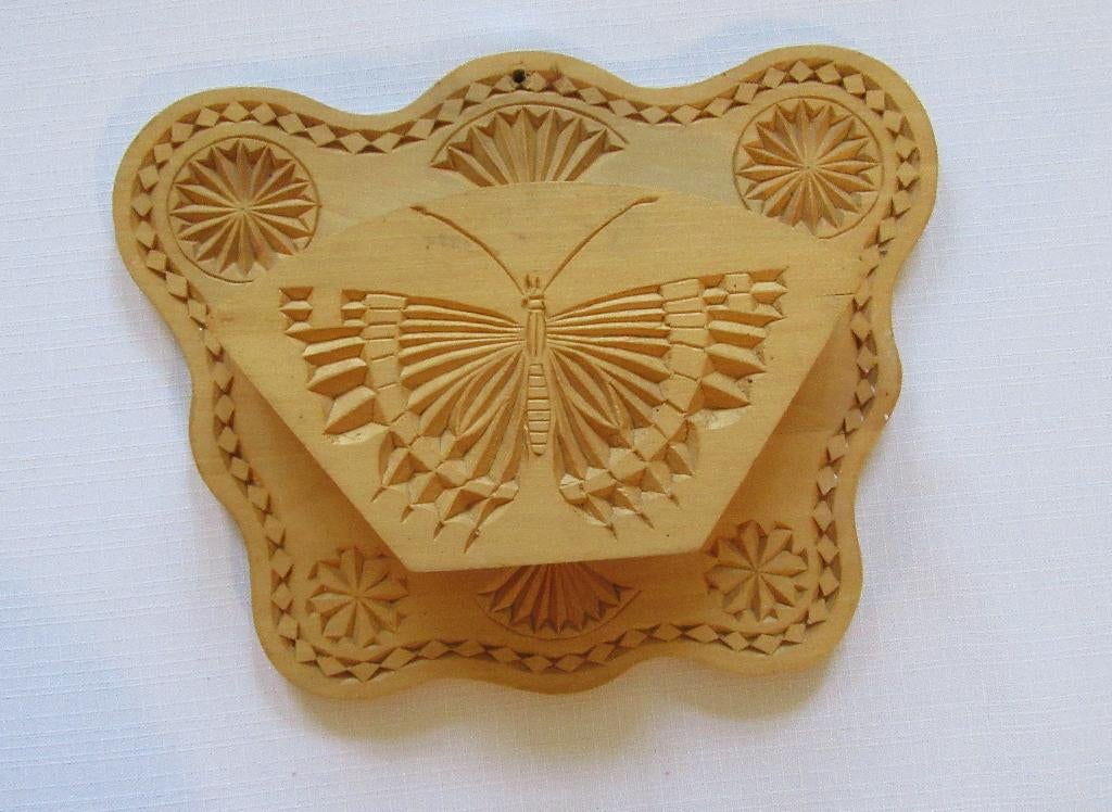 Vlinder Friese kerfsnede servetten houder koffiefilters etc, Antiek en Kunst, Overige onderwerpen, Houtsnijwerk, Verzenden, 20 - 50 cm