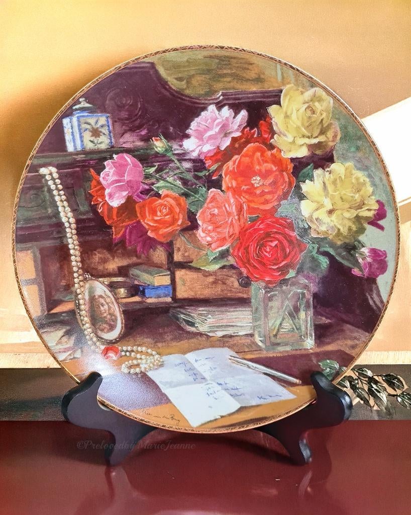 Royal Mosa bord -1988- Stilleven op een Secretaire, Antiek en Kunst, Antiek | Wandborden en Tegels, Ophalen of Verzenden