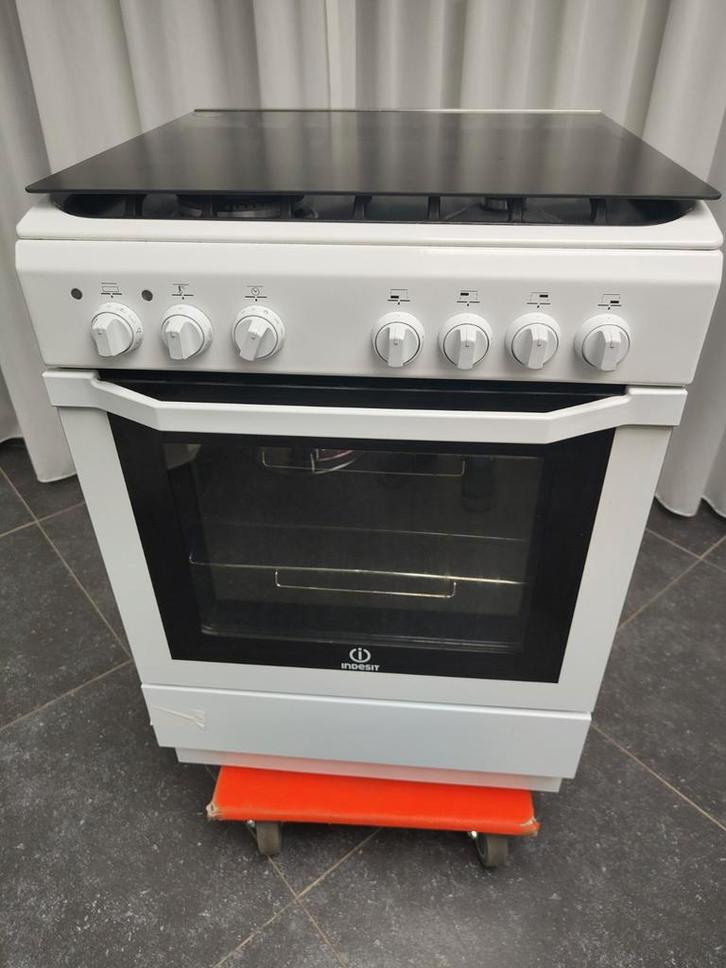 Indesit Wit Gasfornuis met 4 Pitten - 1.5 Jaar Oud, Witgoed en Apparatuur, Fornuizen, Zo goed als nieuw, Vrijstaand, Gas, 4 kookzones