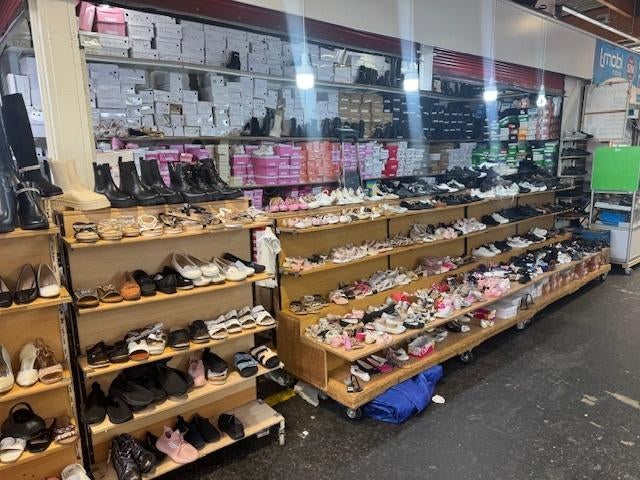 Schoenenwinkel ter overname Hal 31 Beverwijkse Bazaar